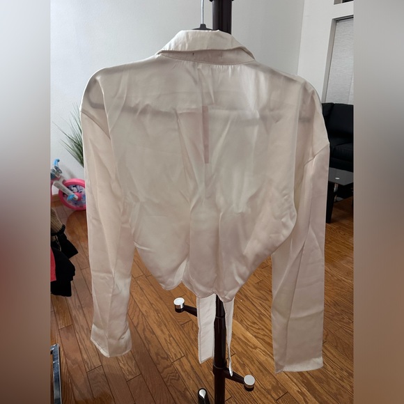 White cropped top. Size medium. - Picture 2 of 3